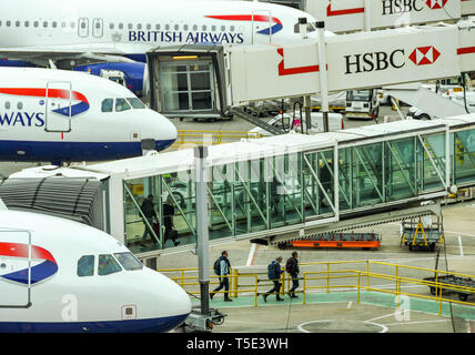 Der Flughafen London Gatwick, ENGLAND - April 2019: Passagiere aussteigen einen British Airways Jet am South Terminal, Gatwick Airport Stockfoto