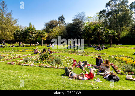 21. April 2019 - die Menschen in der Sonne sitzen während der Bank Holiday Hitzewelle in Victoria Park, London, UK Stockfoto