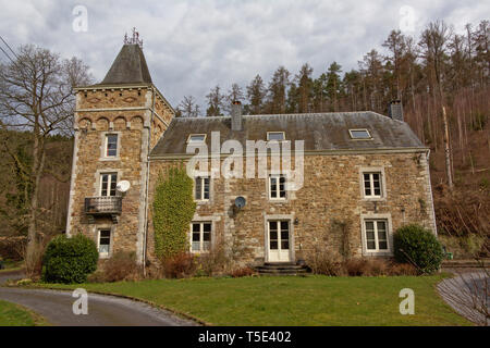 Traditionelle Villa aus Naturstein in einem Wald der Ardennen, Lüttich, Belgiums Stockfoto