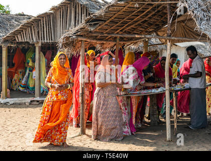 Horizontale Portrait von Damen an der behelfsmäßigen Markt in Dhanushkodi, Indien. Stockfoto