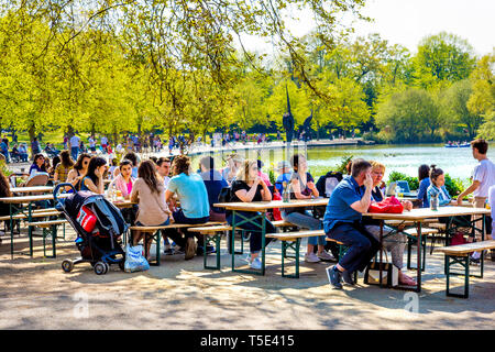 21. April 2019 - die Menschen in der Sonne an den Pavillon Cafe sitzen von See während der Bank Holiday Hitzewelle in Victoria Park, London, UK Stockfoto