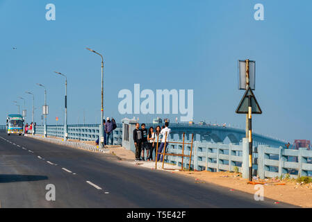 Horizontale Ansicht von Touristen auf Pamban Brücke in Rameswaram, Indien. Stockfoto