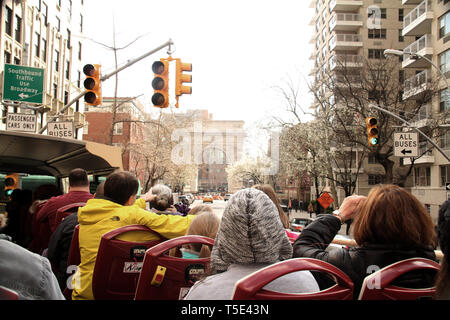 Touristen im Doppeldecker Tourbus auf der 5th Ave in Richtung Washington Square Arch in Manhattan, New York City, USA fahren Stockfoto
