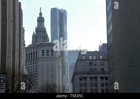 Blick vom Centre St, in Manhattan, mit N.Y. County Strafgerichtshof auf der linken Seite, die Manhattan städtischen Gebäude und Frieden Universität Turm vorne Stockfoto