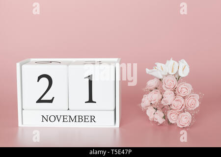 November 21. 21. Tag des Monats. Kalender cube auf modernen rosa Hintergrund, Konzept der bussines und einem wichtigen Ereignis. Stockfoto