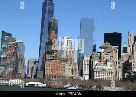 Lower Manhattans Finanzdistrikt Wolkenkratzer von New York Bay gesehen Stockfoto