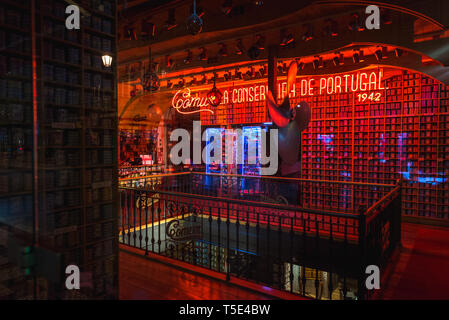 Berühmte Comur - conserveira de Portugal cannery Store mit portugiesischen Fischkonserven in Lissabon, Portugal Stockfoto