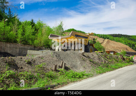 Einen Monster Truck im Basalt Mine. Stockfoto