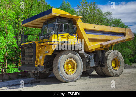 Ein Monster Truck (Kipp Lkw) in einem Basalt Mine. Stockfoto