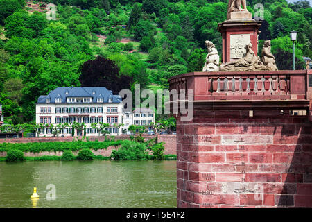 Die alte Brücke in Heidelberg in Deutschland. Stockfoto