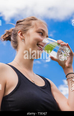 Teenager-Mädchen trinken ein Glas Wasser Stockfoto