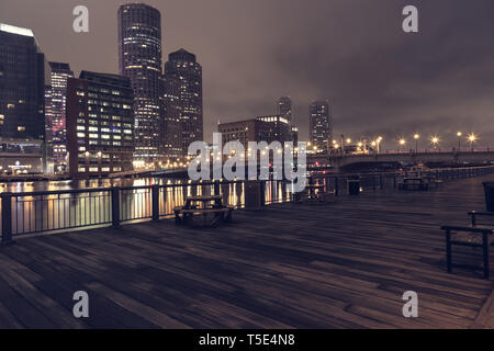 Ein Spaziergang am Hafen Lane in Boston in einer ruhigen Nacht in der Waterfront. Stockfoto