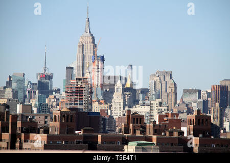 Manhattan, NYC, gesehen von der Brooklyn Bridge, Empire State Building dominieren die Skyline. Stockfoto