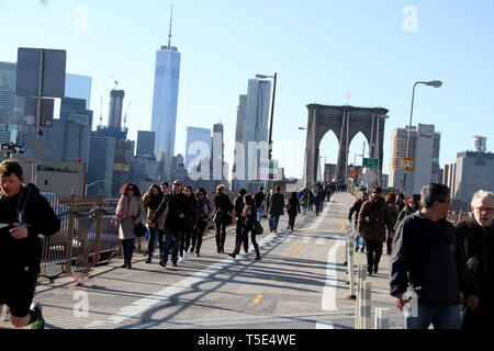 Menschen zu Fuß auf der Brooklyn Bridge, New York, USA Stockfoto