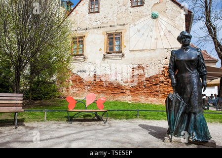 ZAGREB, KROATIEN - April 2018: Die Statue des berühmten Schriftstellers Marija Jurić Zagorka und Sun clock in Zagreb Stockfoto
