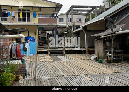 Wäsche trocknen im kommunalen Bereich der Bidayuh tribal Langhaus, Kampung Südostasien, Sarawak, Borneo, Malaysia Stockfoto