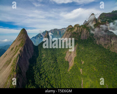 Exotische Berge. Herrliche Berge. Berg Gottes Finger, der Stadt Teresopolis, Bundesstaat Rio de Janeiro, Brasilien, Südamerika. Stockfoto