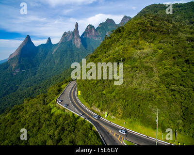 Exotische Berge. Herrliche Berge. Berg Gottes Finger, der Stadt Teresopolis, Bundesstaat Rio de Janeiro, Brasilien, Südamerika. Stockfoto