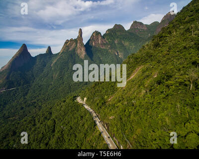 Exotische Berge. Herrliche Berge. Berg Gottes Finger, der Stadt Teresopolis, Bundesstaat Rio de Janeiro, Brasilien, Südamerika. Stockfoto