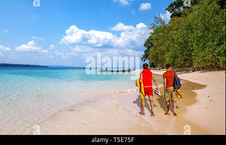 North Bay Island Sea Beach Andaman mit Blick auf Touristen zu Fuß am Strand entlang Stockfoto