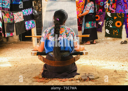 Mexikanische Frau Webstuhl in Chiapas, Mexiko Stockfoto