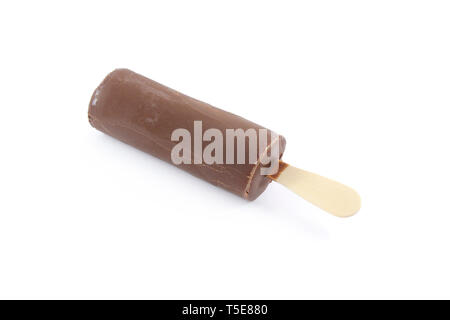 Eskimo Eis mit Schokolade auf einem Stick ohne eine Wrapperassembly isoliert auf weißem Stockfoto