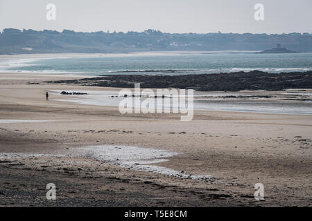 Ebbe in St. Ouen's Bay von L'Etacq gesehen Stockfoto