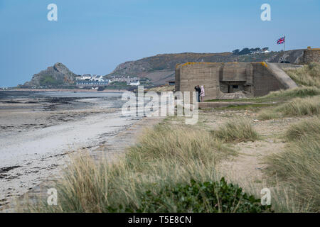 St. Ouen's Bay und L'Etacq, Jersey, Channel Islands - April 2019: deutschen Bunker Teil von Hitlers Atlantikwall Stockfoto