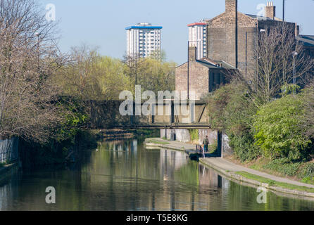 2008, Blick vom York Way in Kings Cross auf die Brücke über den Regents Canal, die Goods Way mit dem Kohlebüro verbindet, bevor das Gebiet saniert wurde Stockfoto