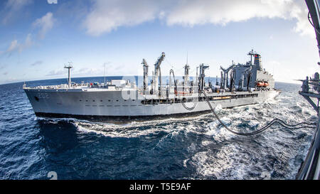 190323-M-EG 058-0171 PAZIFISCHEN OZEAN (23. März 2019) Die Henry J. Kaiser-Klasse unterwegs Auffüllung öler USNS Yukon (T-AO-202) (links), übergibt das Kraftstoff und Nachschub zur Amphibisches Schiff USS Boxer (LHD4) während einer Auffüllung auf See als Teil der Operationen mit der Boxer Amphibious Ready Gruppe im östlichen Pazifik. (U.S. Marine Corps Foto von Lance Cpl. Dalton S. Swanbeck) Stockfoto