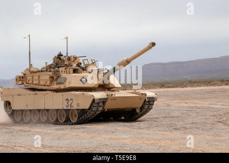 Ein M1 Abrams Battle Tank vom 2. gepanzerte Brigade Combat Team, 1. Panzerdivision, maildienst das Gelände, während ein Ziel anzugreifen, während der übung Streik konzentrieren, um orogrande Bereich Lager, N.M., 12. April 2019. Streik Focus ist eine facettenreiche Übung entworfen, um zu prüfen, die 2 ABCT's Fähigkeiten in simulierten Szenarien spiegeln echten Zug und - Leben Kampfszenarien während 2 ABT zur Letalität, Einsatzbereitschaft und Einsatzfähigkeit zu verbessern. (U.S. Armee Foto von SPC. Matthew J. Marcellus) Stockfoto
