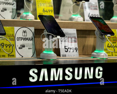 Samsung Smartphones auf dem Regal im Laden Stockfoto