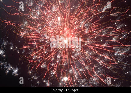 Feuerwerk in den Himmel, feiern Gudi Padva Festival, Thane Maharashtra Indien Asien Stockfoto