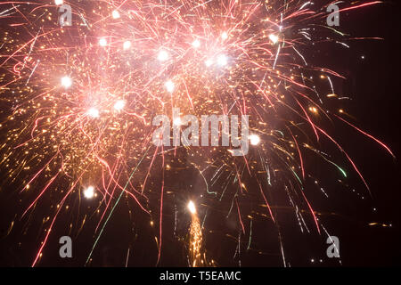 Feuerwerk in den Himmel, feiern Gudi Padva Festival, Thane Maharashtra Indien Asien Stockfoto