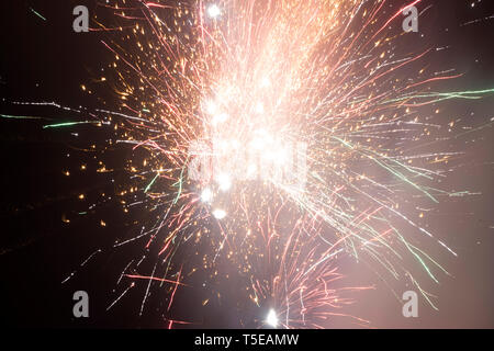 Feuerwerk in den Himmel, feiern Gudi Padva Festival, Thane Maharashtra Indien Asien Stockfoto