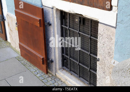 Metallgitter auf ein Fenster im Untergeschoss. Stockfoto
