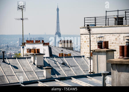 Eiffelturm über die Dächer von Paris gesehen Stockfoto