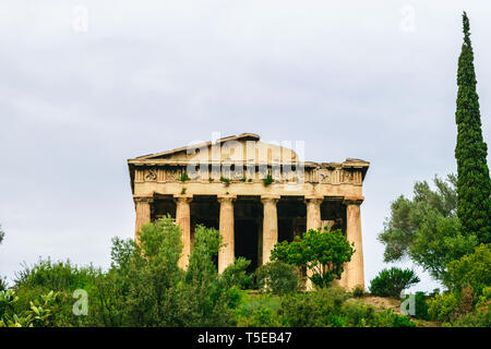 Tempel des Hephaistos vor dem bewölkten Himmel in Athen, Griechenland Stockfoto