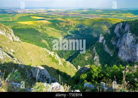 Panorama/Luftaufnahme vom Gipfel eines Berges im Werk Turda Schlucht (Cheile Turzii), am Ende der Via ferrata Route gebaut von Sky Fly Team in hili's Cave. La Stockfoto