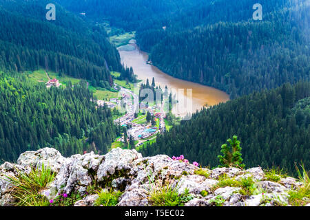 Roten See (Lacu Rosu) Bicaz Klamm (Cheile Bicazului), Neamt, Rumänien, von oben gesehen, von der Suhardul Mic Peak, am Ende der Via f Stockfoto