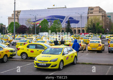 Bukarest, Rumänien - 17. April 2019: Taxifahrer protestieren gegen Uber und clevere Unternehmen, auf dem Siegesplatz (Piata Victoriei), vor der G Stockfoto