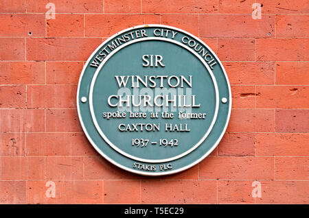 London, England, UK. Commemorative blaue Plakette: Sir Winston Churchill sprach hier an der ehemaligen Caxton Hall 1937-1942 - Caxton Hall, St James's Stockfoto