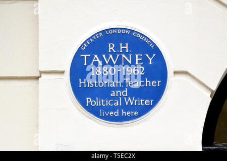 London, England, UK. Commemorative blaue Plakette: R.H. Tawney 1880-1962 Historiker, Lehrer und politischer Schriftsteller hier gelebt - 21 Mecklenburgh Square, Ca Stockfoto