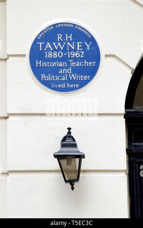 London, England, UK. Commemorative blaue Plakette: R.H. Tawney 1880-1962 Historiker, Lehrer und politischer Schriftsteller hier gelebt - 21 Mecklenburgh Square, Ca Stockfoto