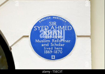 London, England, UK. Commemorative blaue Plakette: Sir Syed Ahmed Khan 1817-1898 muslimische Reformer und Gelehrter lebte hier 1869-1870 - 21 Mecklenburgh Quadrat Stockfoto