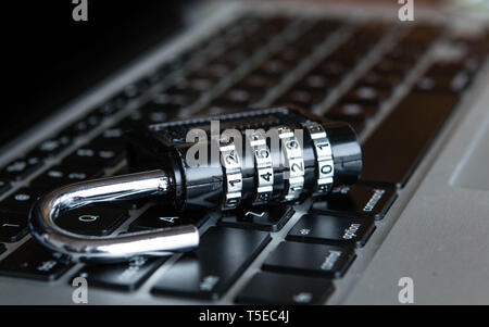 Schließfach auf einem Laptop. Cyber Security job Business, Technologie, Internet und Netzwerk Konzept Stockfoto