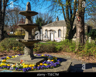 Queen Elizabeth II Silver Jubilee Brunnen und das Courthouse Museum in der Stadt Ripon North Yorkshire England Stockfoto