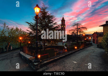 Pfarrkirche und Häuser in der kleinen Stadt von Serralunga d ' Alba in den frühen Morgenstunden im Piemont, Norditalien. Stockfoto