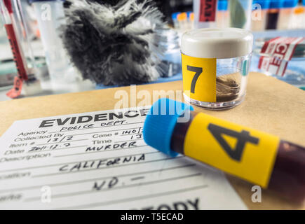 Polizei Aufzeichnungen zusammen mit einigen forensische Mord Tests im Labor, konzeptionelle Bild criminalistico Stockfoto