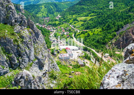 Panoramablick von der Via ferrata 'Astragal", eine beliebte Touristenattraktion in Bicaz Klamm (Cheile Bicazului), Neamt, Rumänien. Vivid hell nat Stockfoto